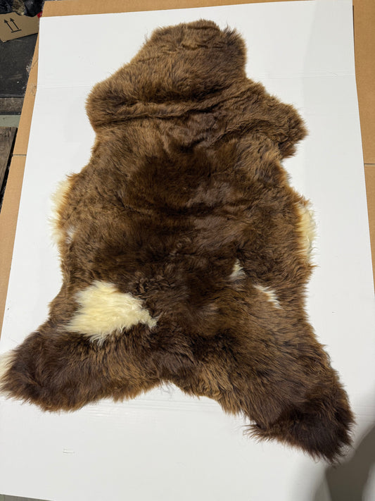 Schaffell Braun mit weißen Flecken