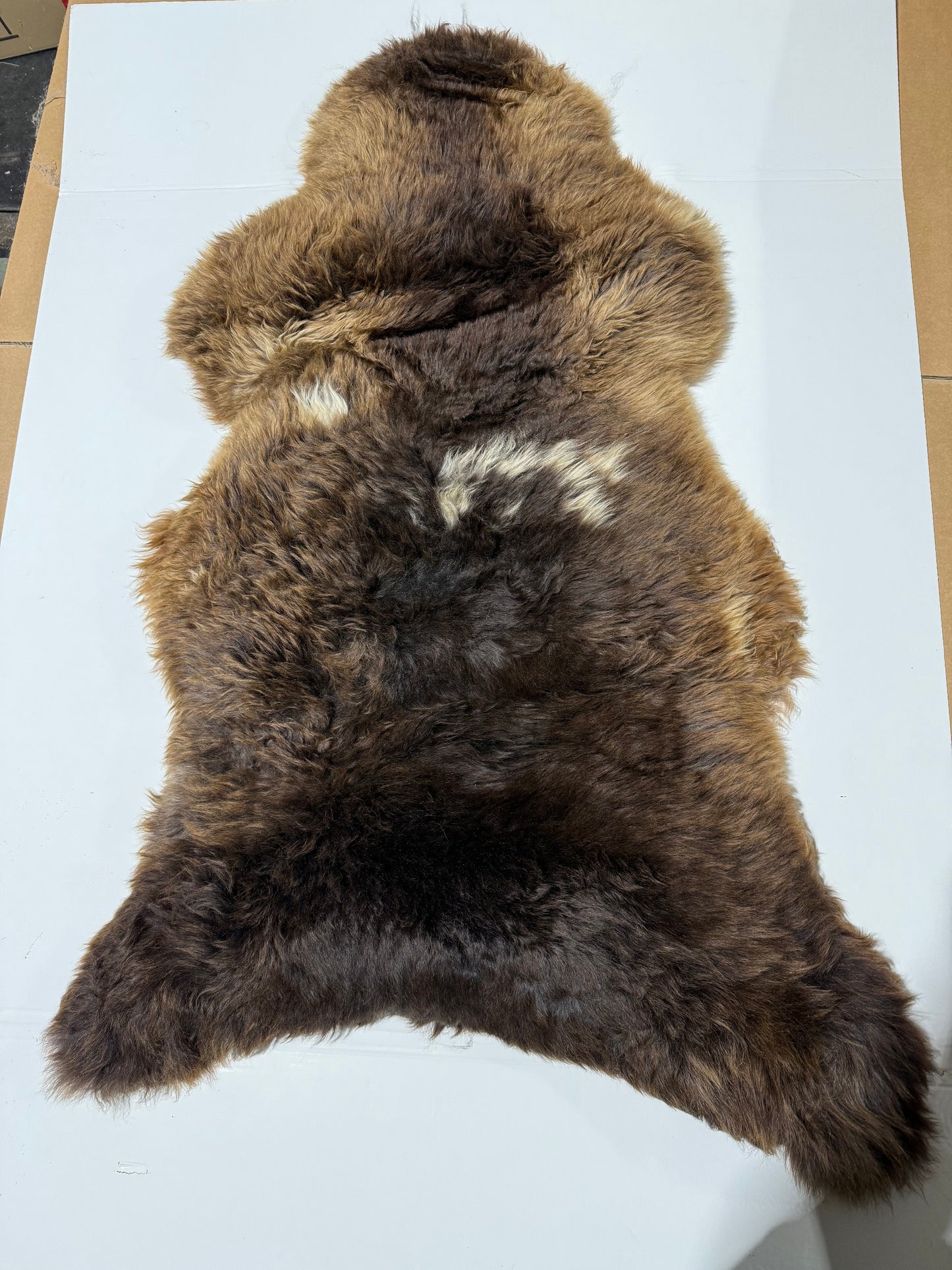 Schaffell Braun mit weißen Flecken