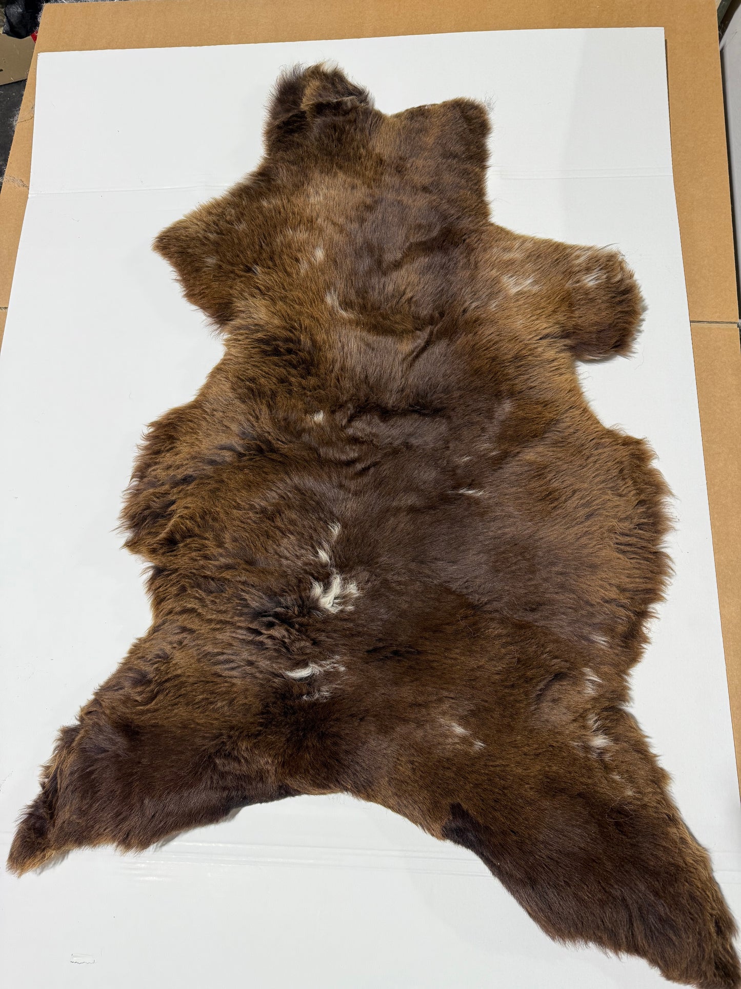 Schaffell Braun mit weißen Flecken