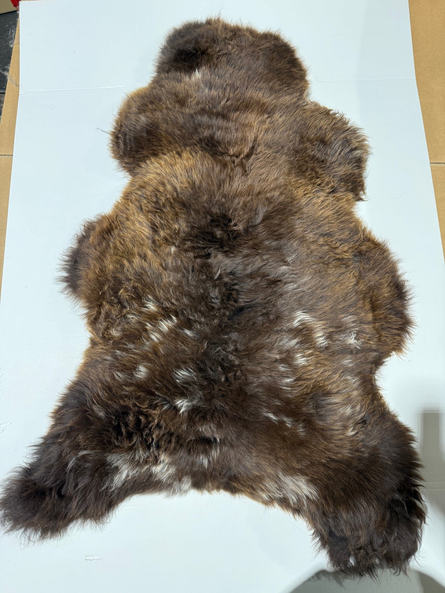 Schaffell Braun mit weißen Flecken